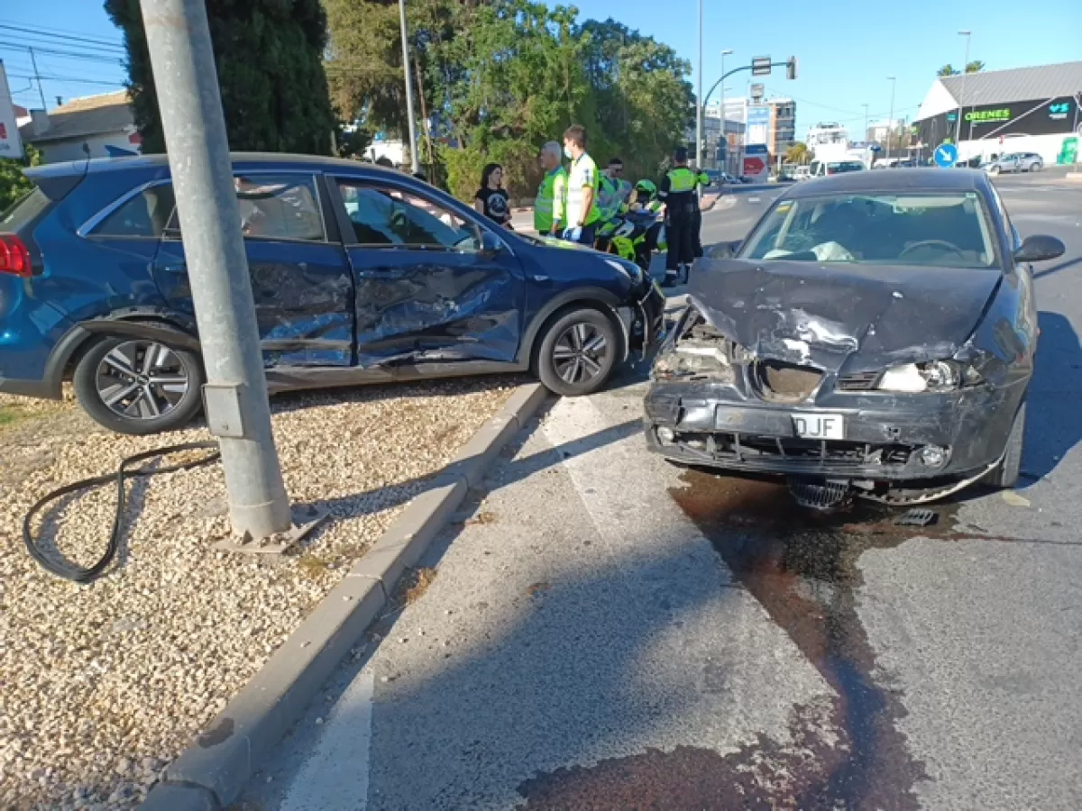 Una niña de 11 años y dos adultos, heridos en un choque entre dos coches en la RM-12, en Cartagena